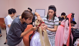 Hoài Linh ân cần hóa trang cho MC Thanh Bạch